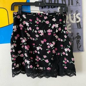 FLORAL LACE MINI SKIRT🌸
